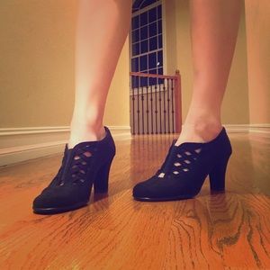 Aerosoles black 3” closed-toe heels